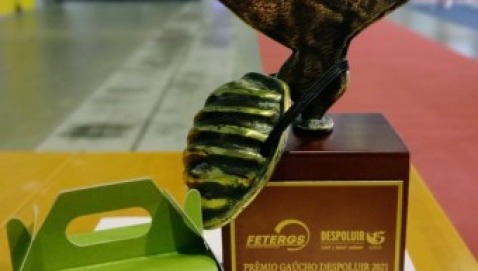 Consorciada Sete de Setembro recebe o Troféu do Prêmio Gaúcho Despoluir.